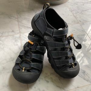 Boys Keen Sandals EUC